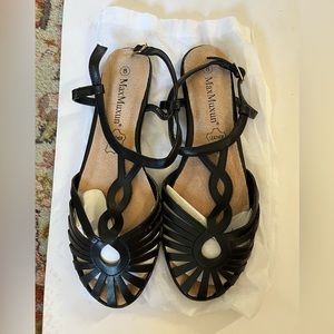 NWT: Max Muxun black sandals with leather insoles